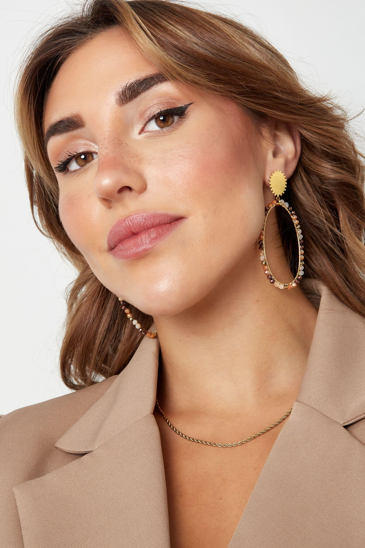 Längliche Ohrringe mit Perlen - Goldfarbe/Beige