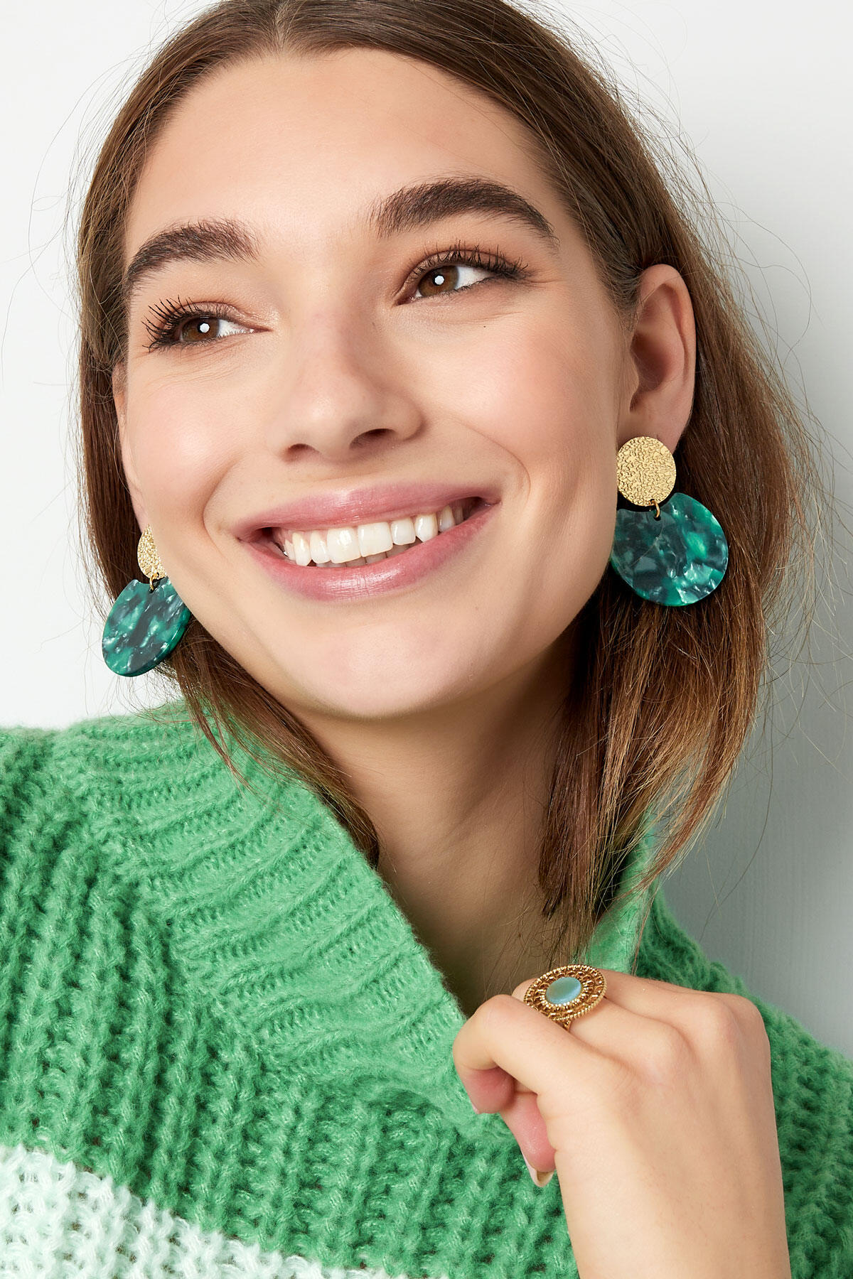 Statement-Ohrringe mit farbigen Details – Goldfarbe/Blau