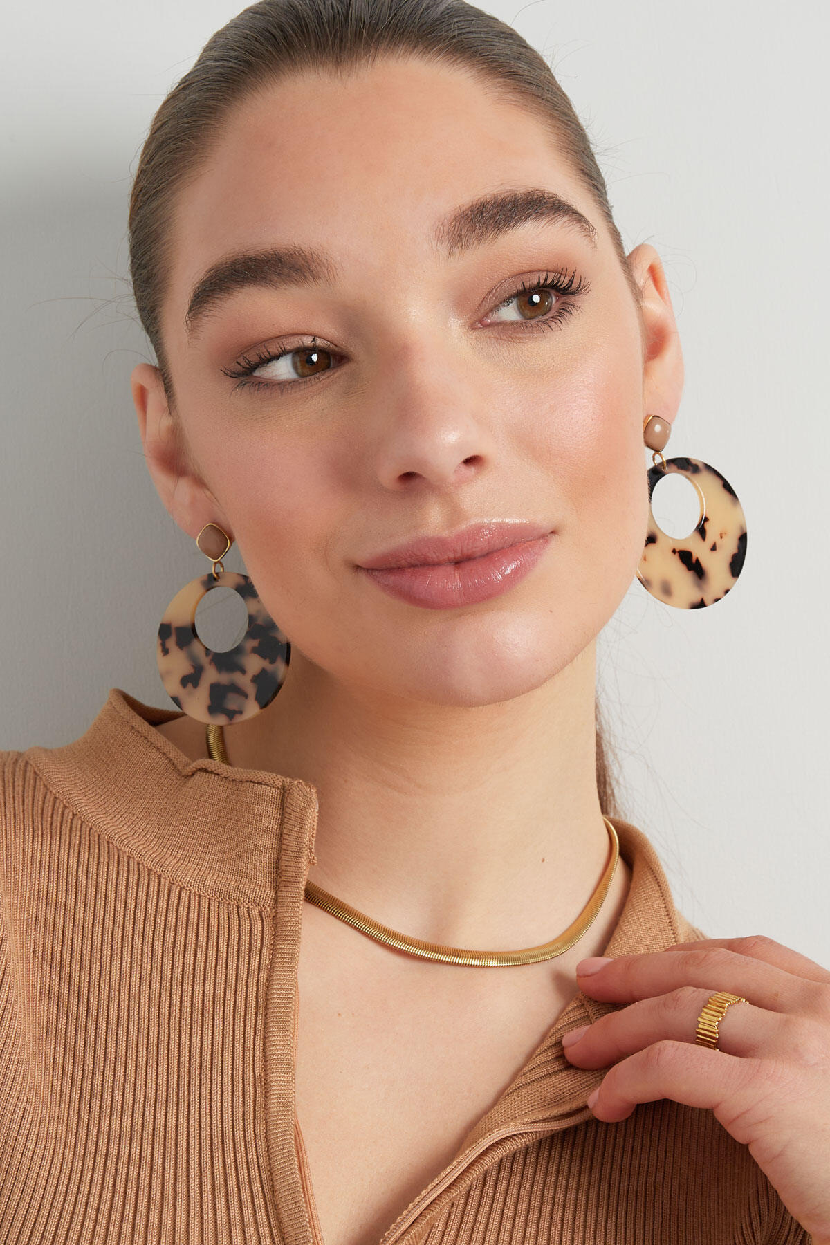 Round earrings with print