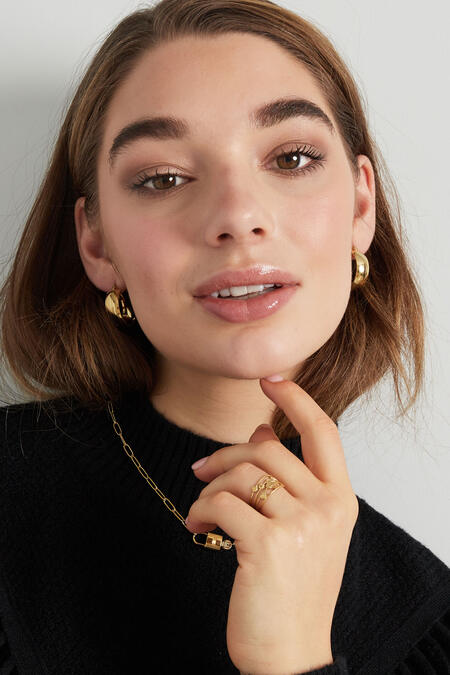 round earrings with small structure