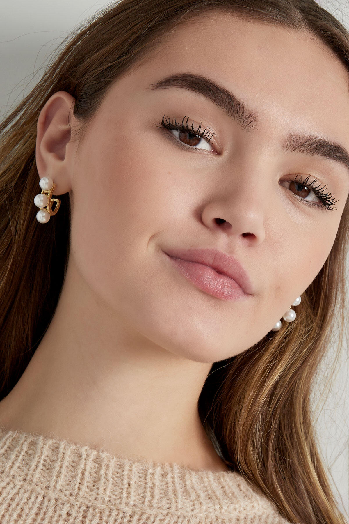 Ohrringe mit dreifacher Statement-Perle – Goldfarbe - Goldfarbefarbe 2