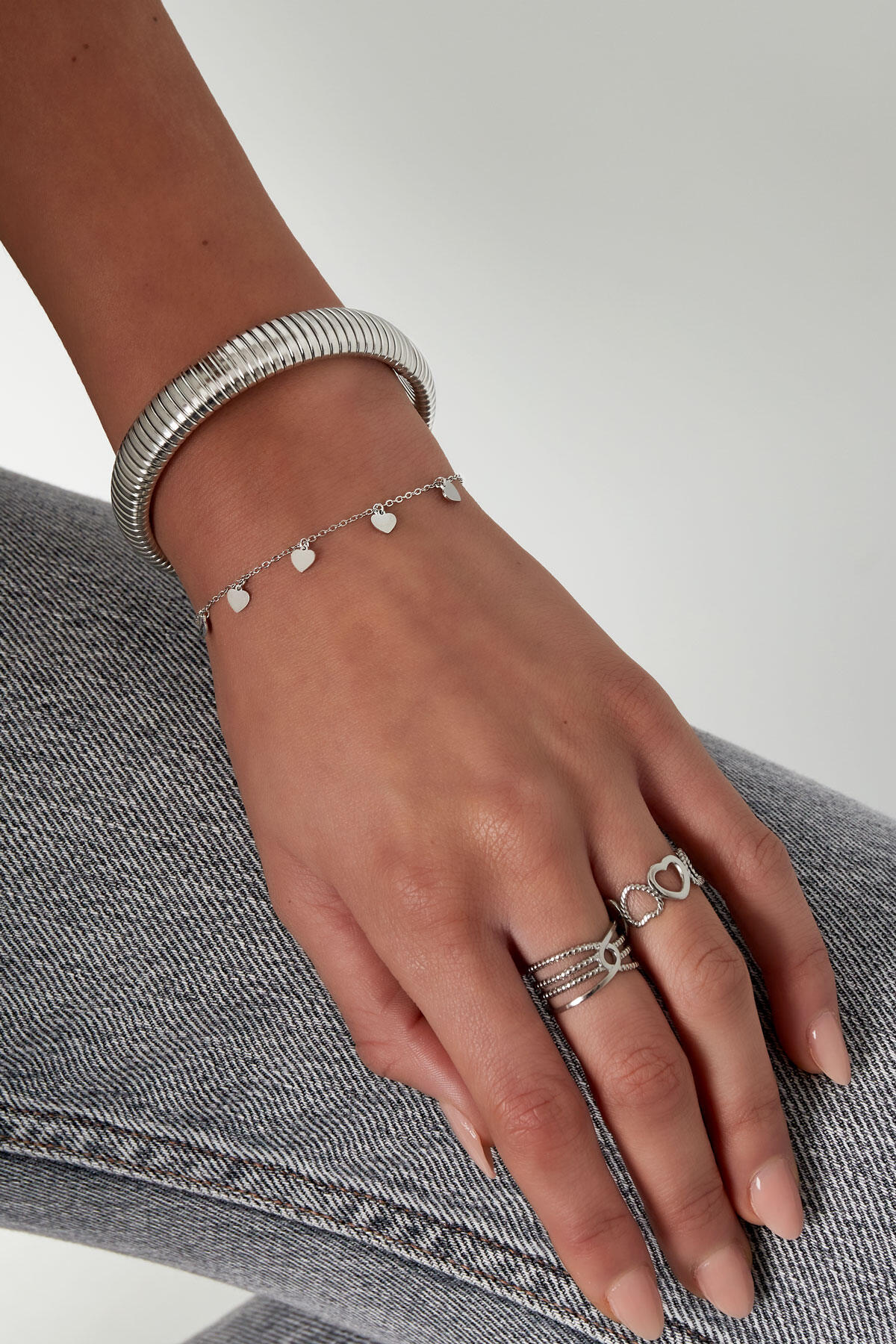 Schlichtes Armband mit herzförmigen Anhängern – Goldfarbe - Goldfarbefarbe Bild3
