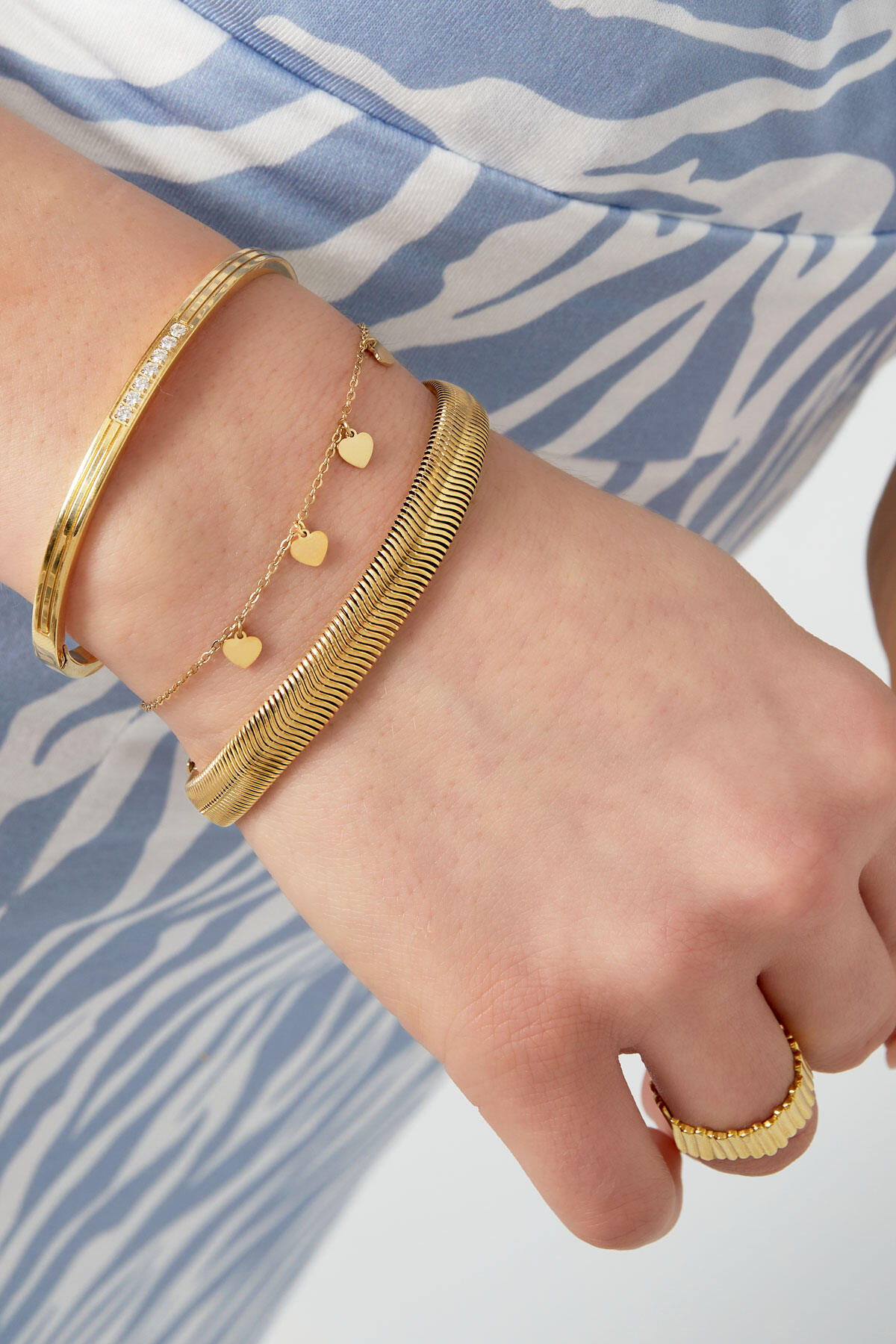 Schlichtes Armband mit herzförmigen Anhängern – Goldfarbe - Goldfarbefarbe h5 Bild2