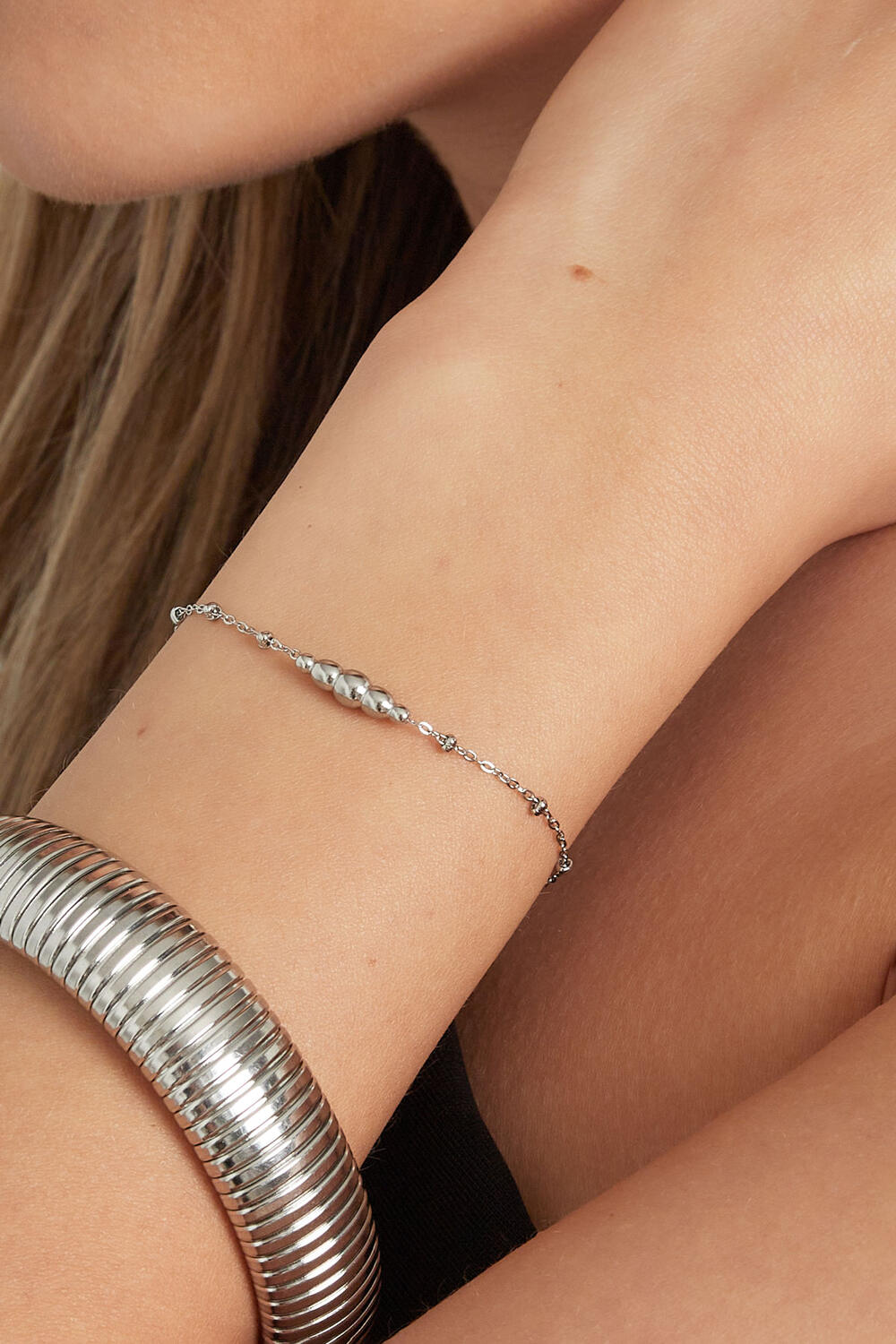 simple bracelet with twisted charm h5Picture6