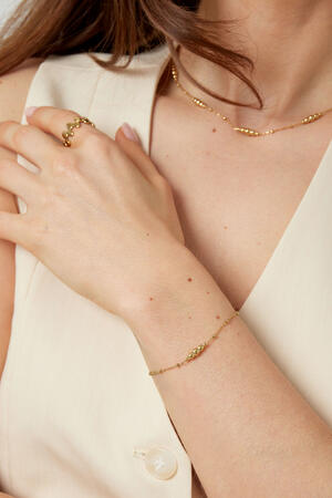 simple bracelet with twisted charm h5 Picture3