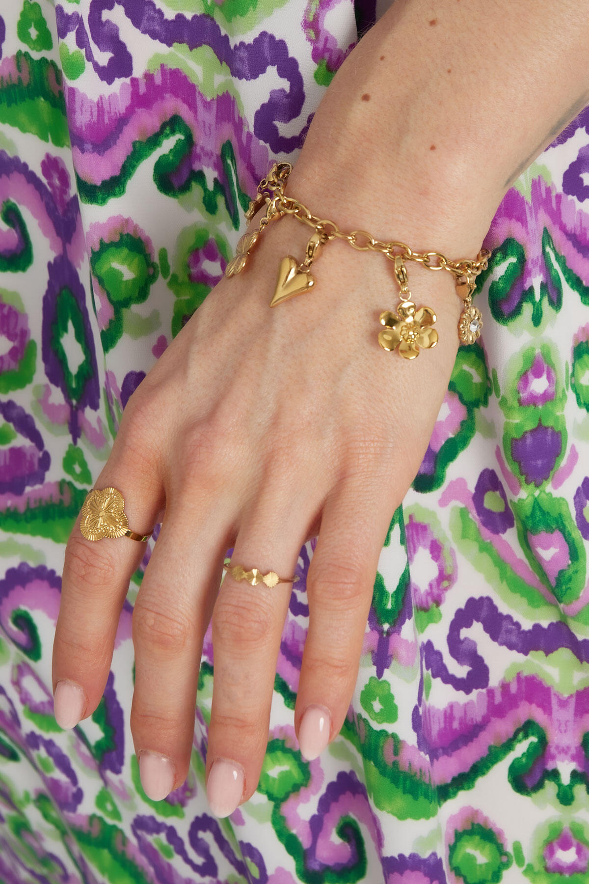 Armband mit herzförmigen Anhängern – Goldfarbe - Goldfarbefarbe