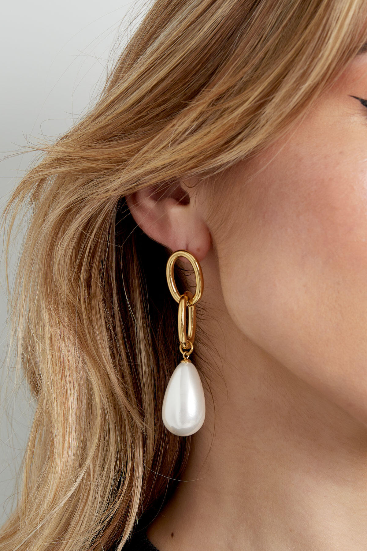 orecchino ad anello con pendente perla Immagine3