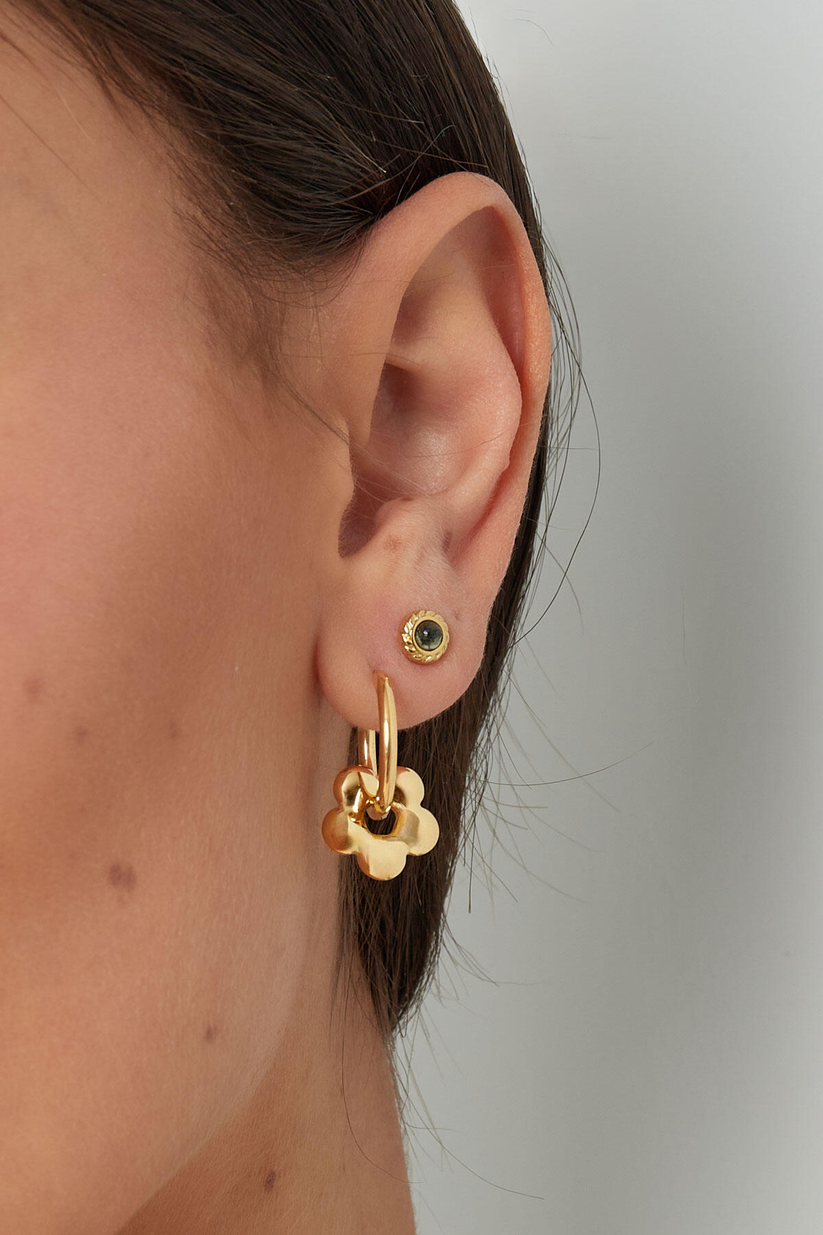 Pendientes de aro básicos con charm de flores Imagen3