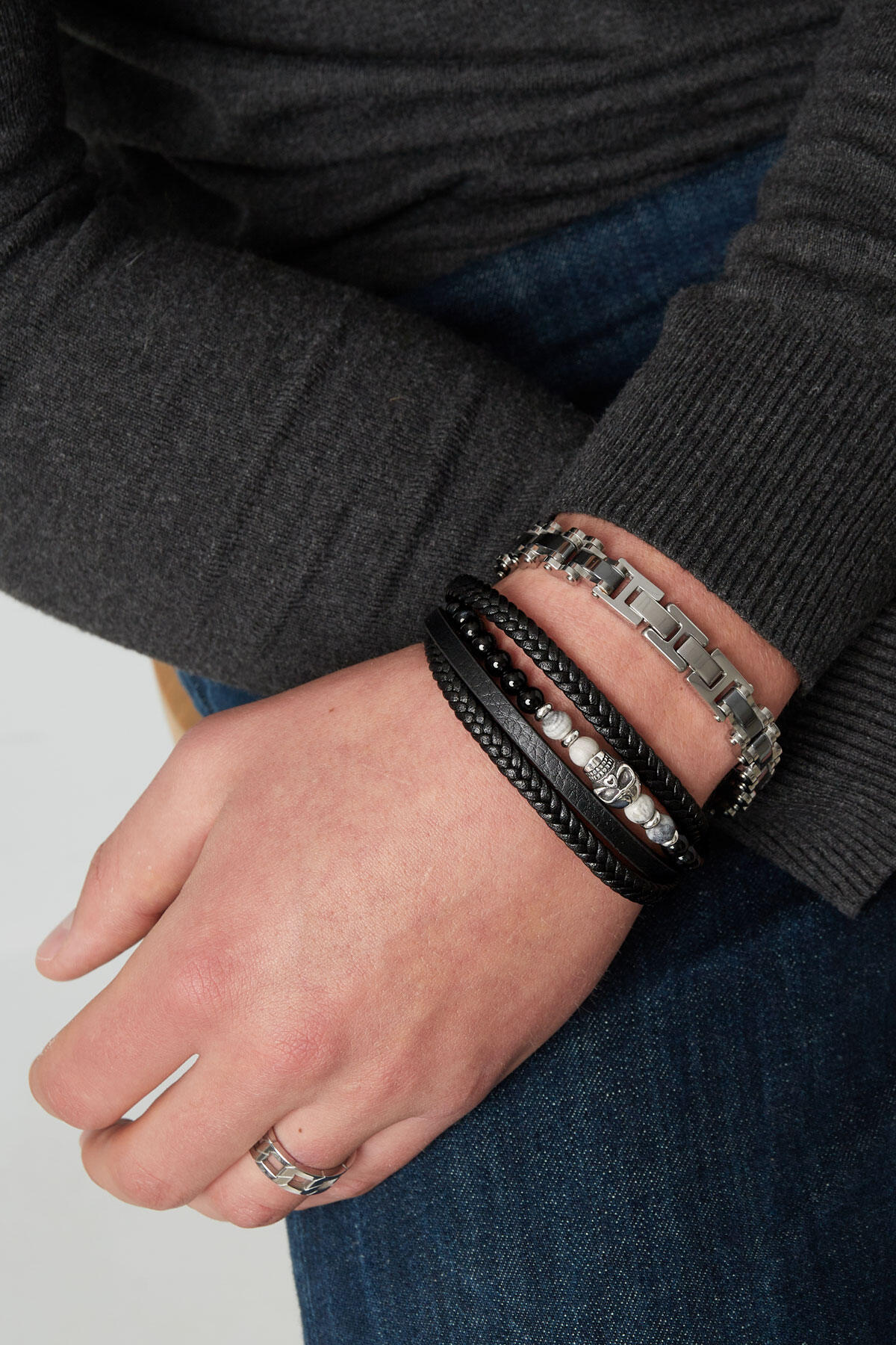 Bracciale doppio da uomo intrecciato con perline e ciondolo teschio - marrone/nero