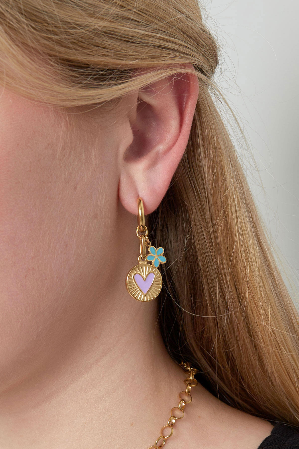 Ohrringe mit Blumen-Liebes-Anhänger – Goldfarbe - Goldfarbefarbe 2