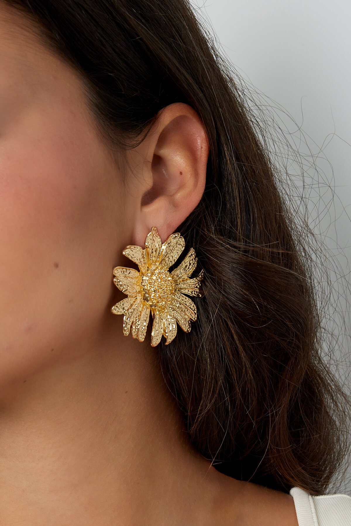 Statement-Ohrringe mit Sonnenblumenmotiv – Goldfarbe - Goldfarbefarbe