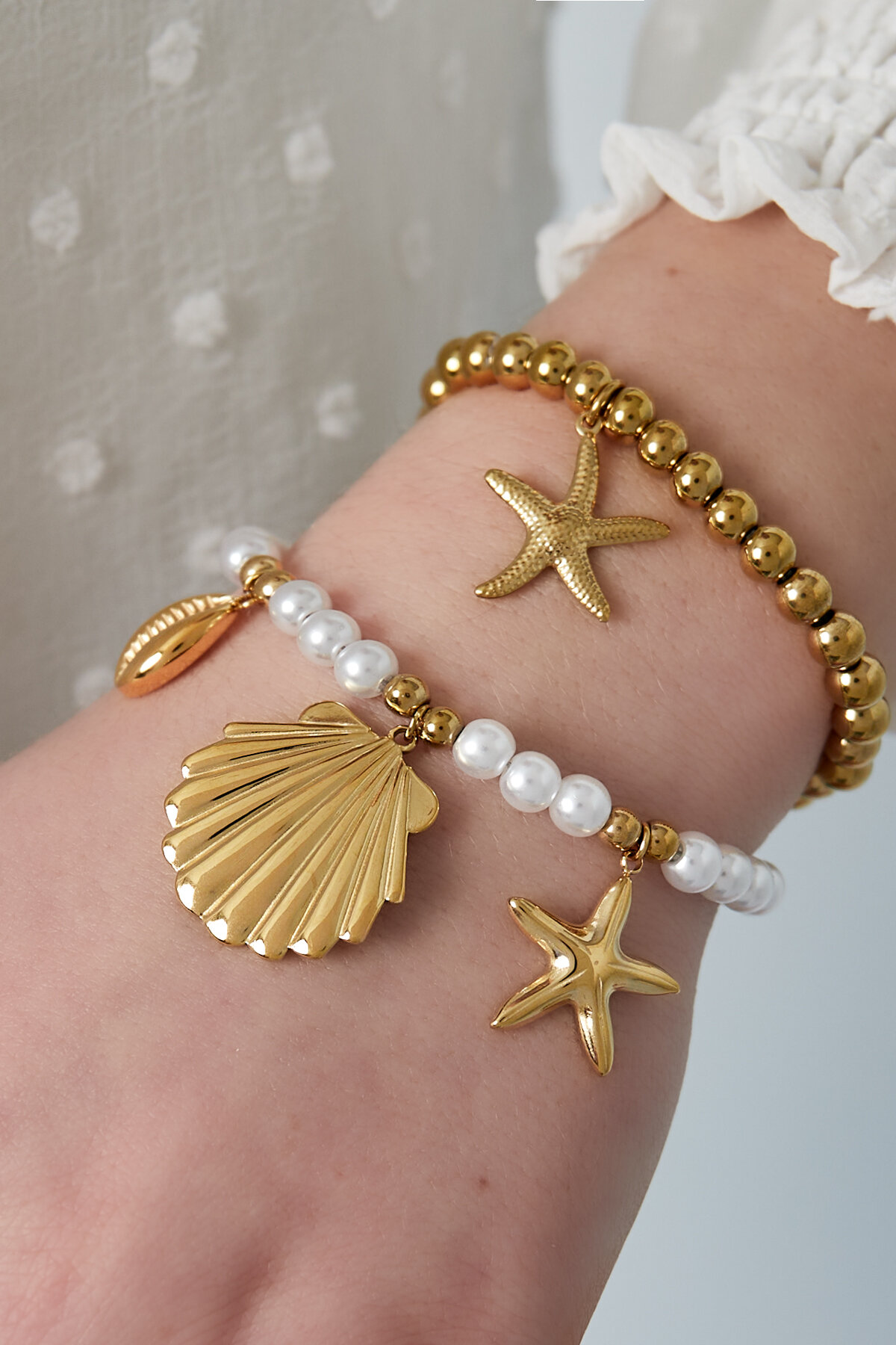 Perlenarmband mit Meeresanhängern - Goldfarben