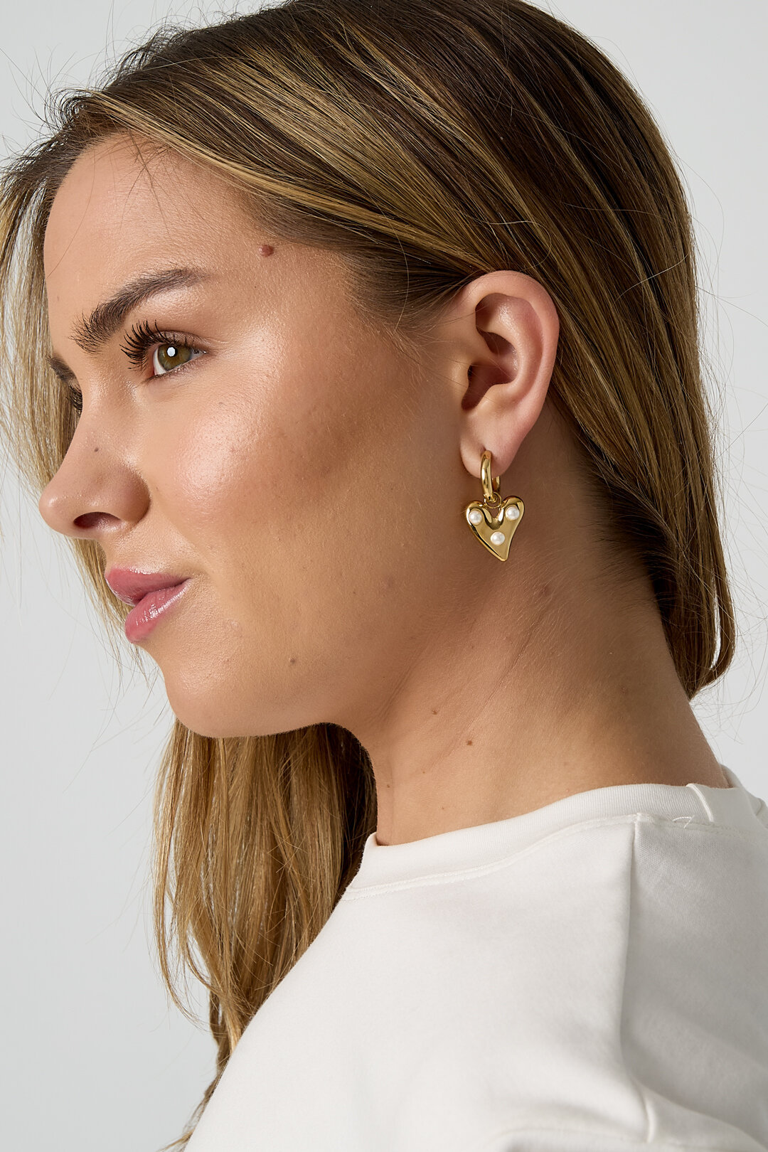 Hoop earrings with hanging heart and pearls h5 Picture2