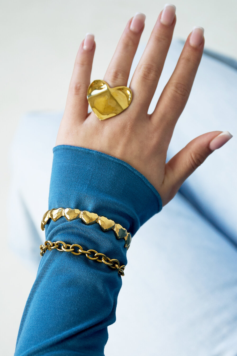 Bangle with dented hearts h5Picture2