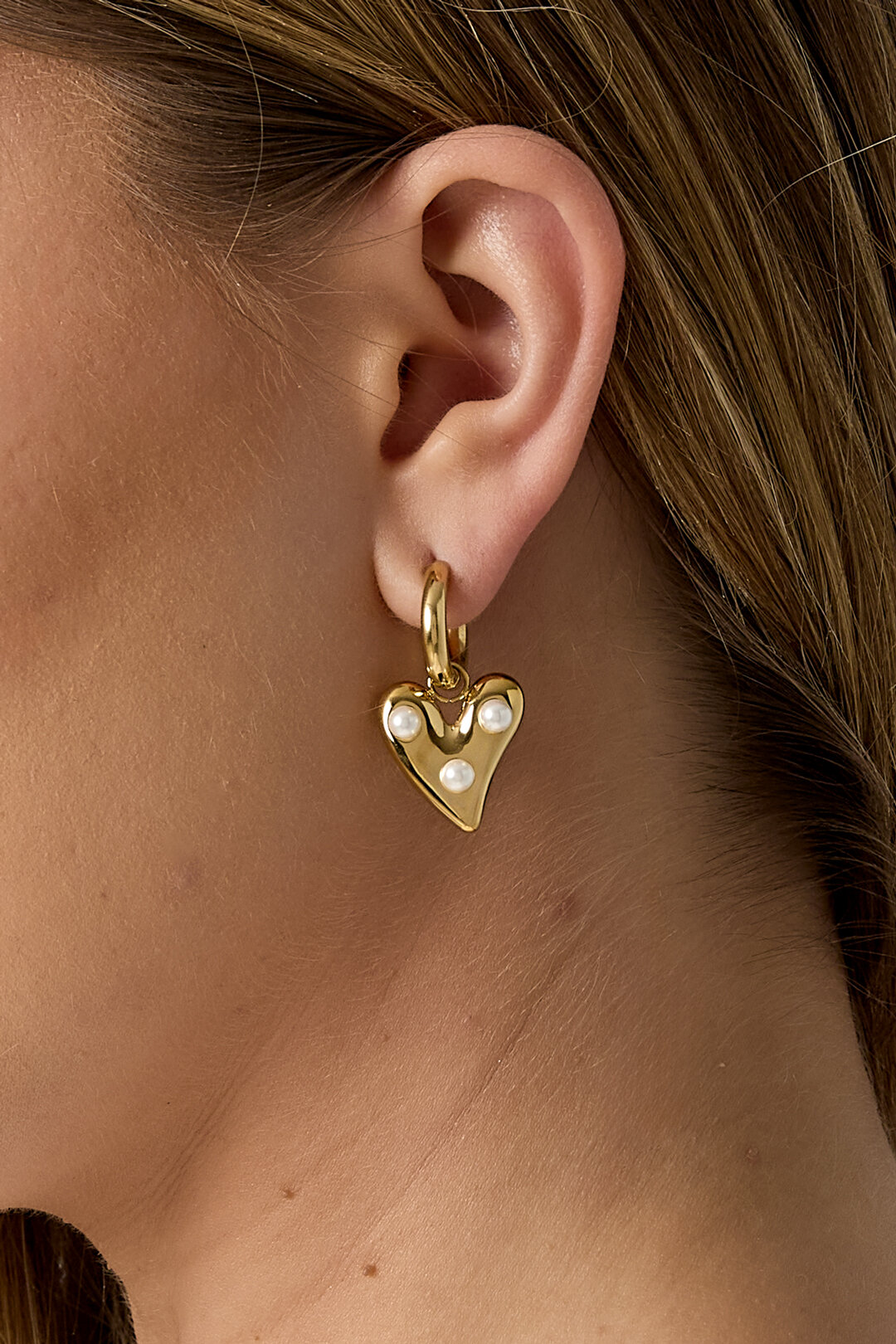 Hoop earrings with hanging heart and pearls Picture3