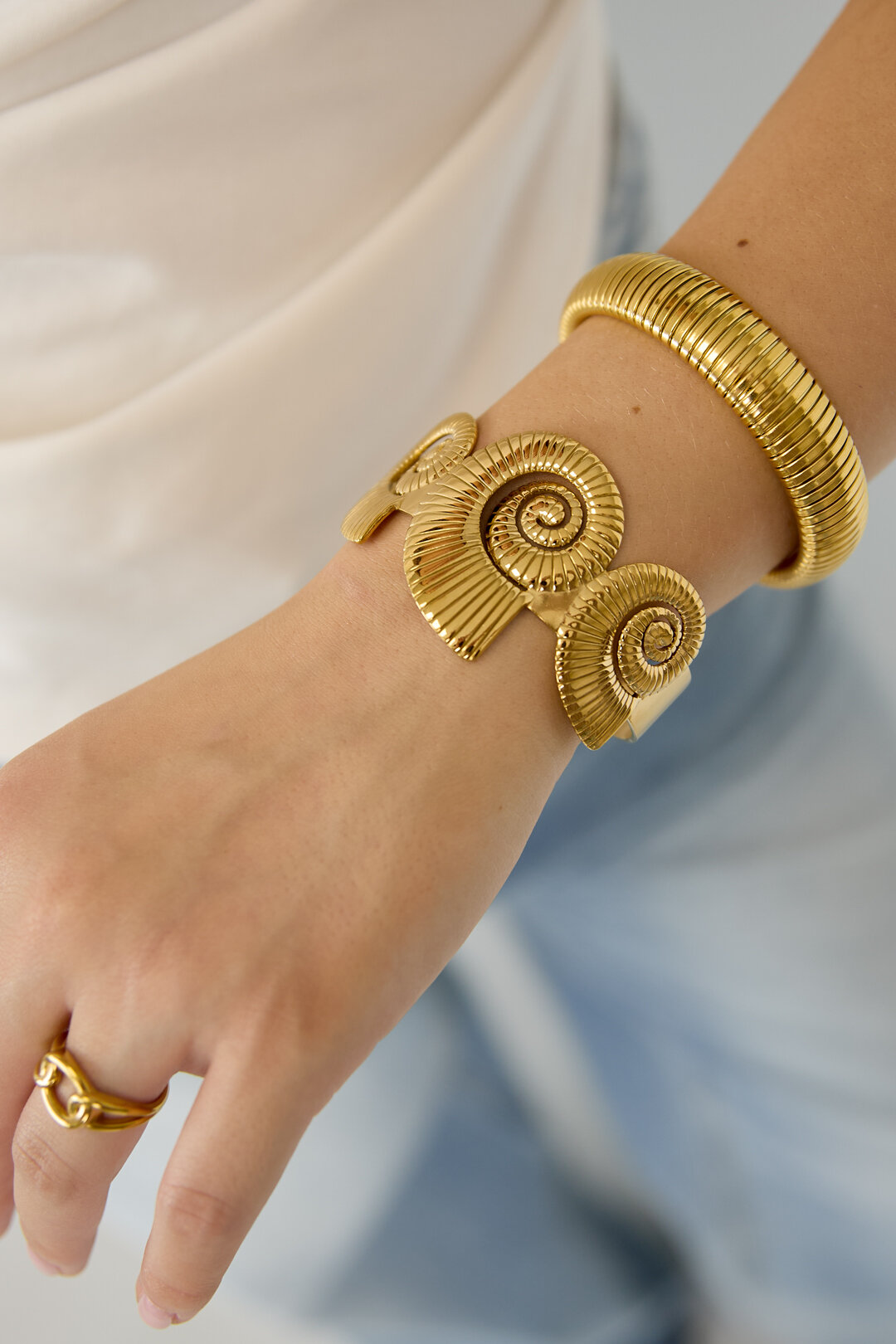 Cuff statement bracelet with spiral shells h5 Picture2