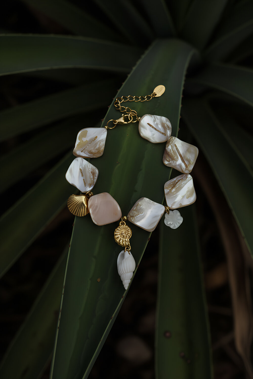 Pulsera con conchas y charms marinos beige h5Imagen2