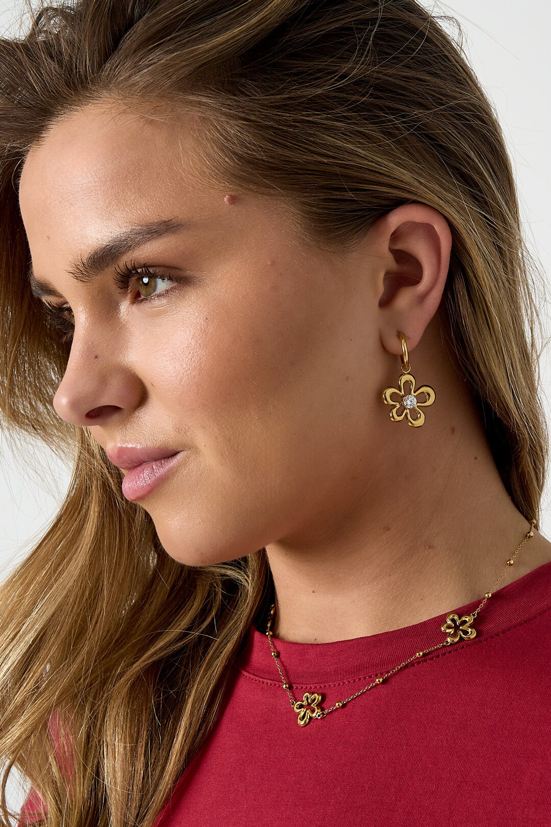 Boucles d'oreilles ornées de fleurs en forme de corail et de pierres.