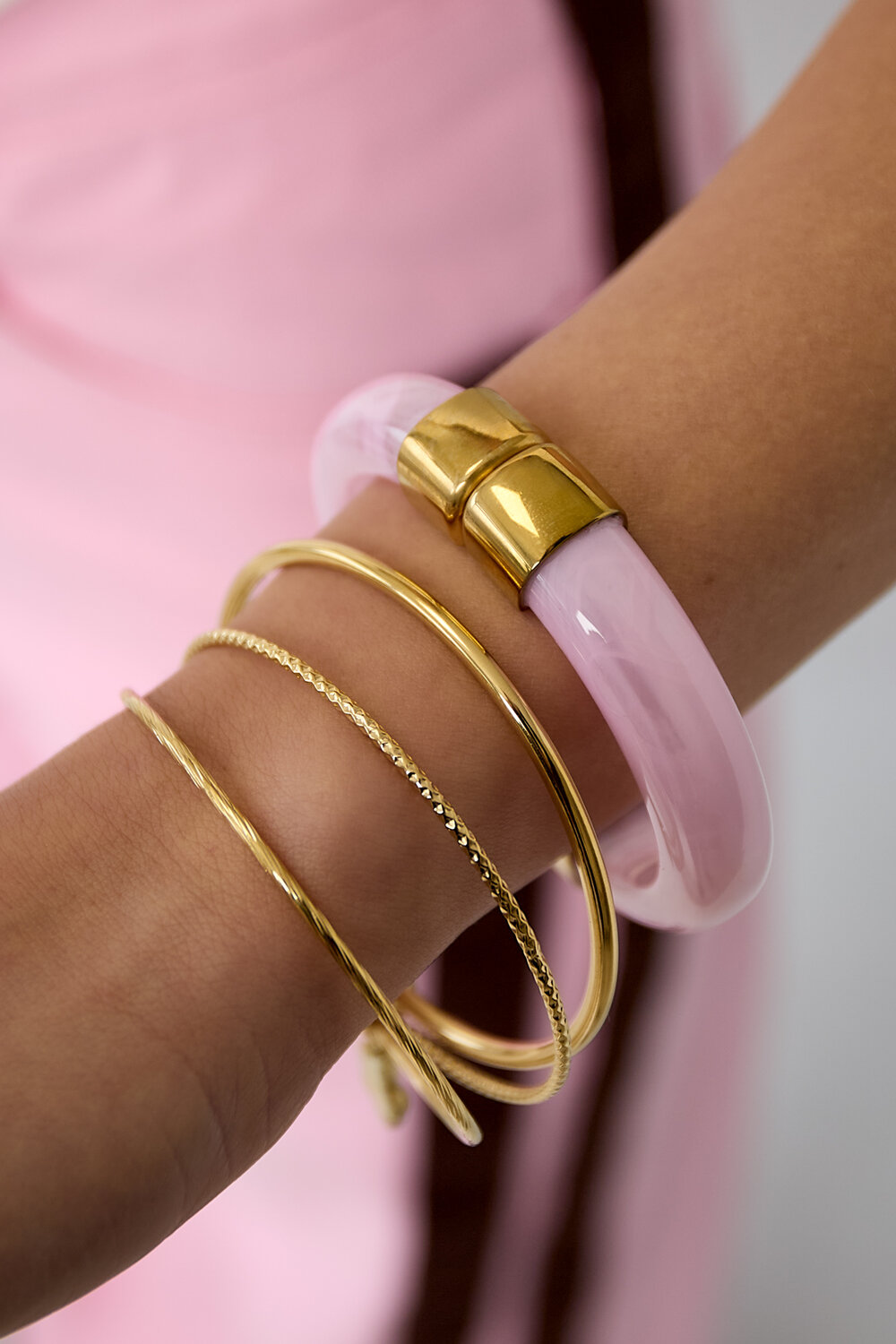 Massives Armband mit goldenen Details h5Bild2