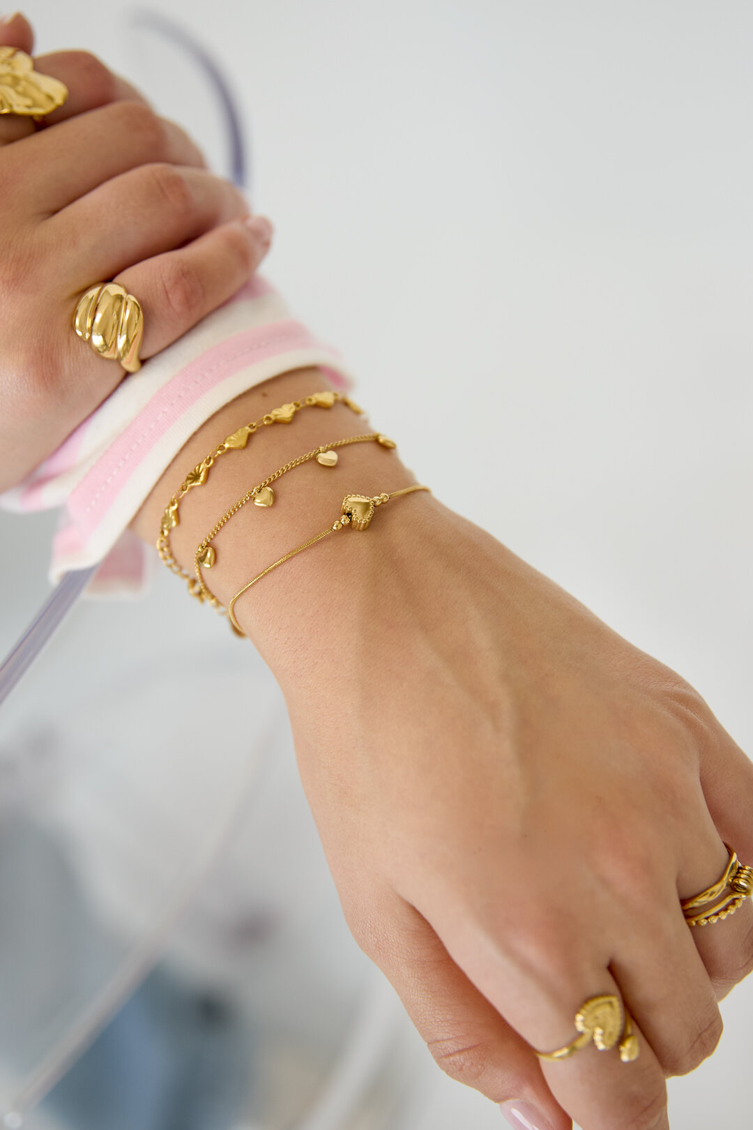 Minimalist bracelet with decorated heart Picture2