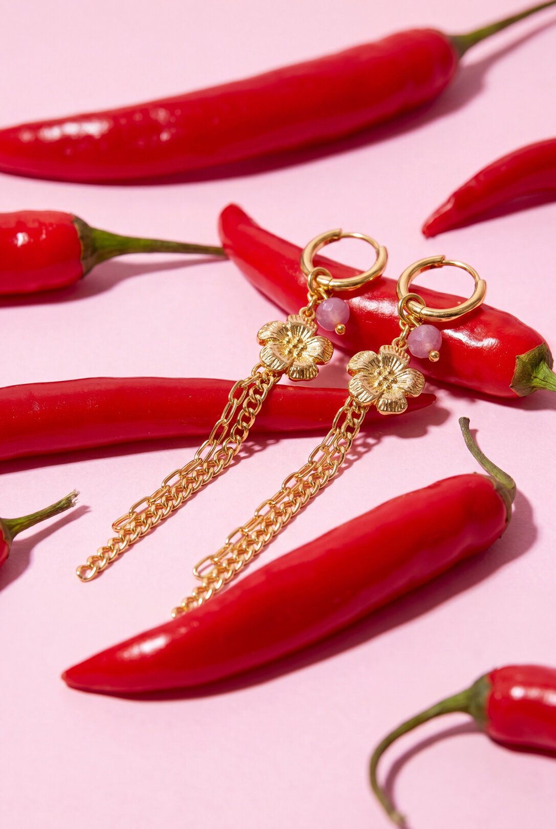 Pendientes de aro pequeños con cadenas largas, dije de flor y cuenta