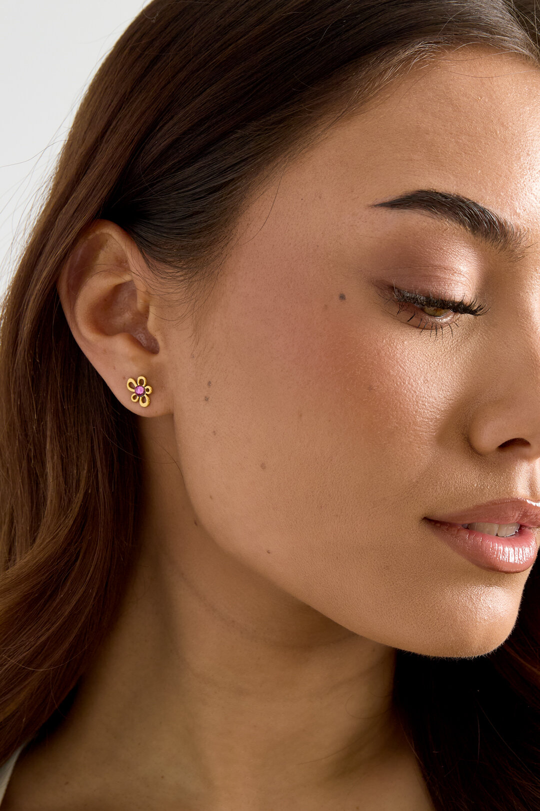 Flower-like shape stud earrings with stone detail h5 Picture2