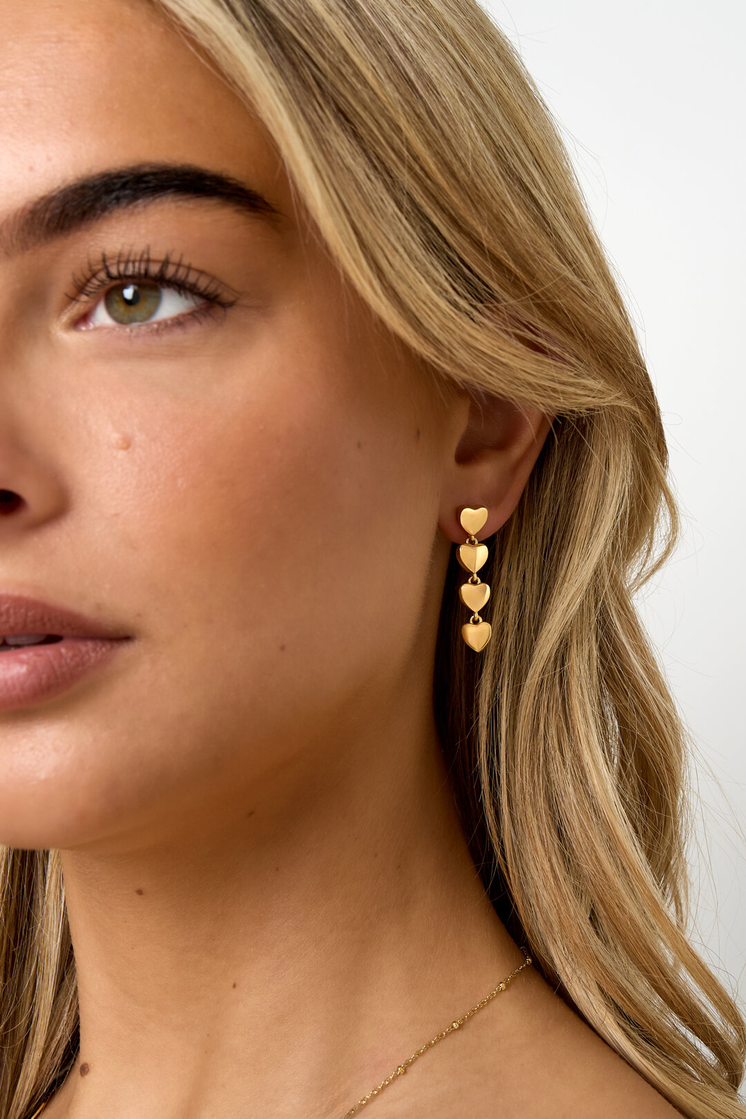 rangée de boucles d'oreilles en forme de cœur