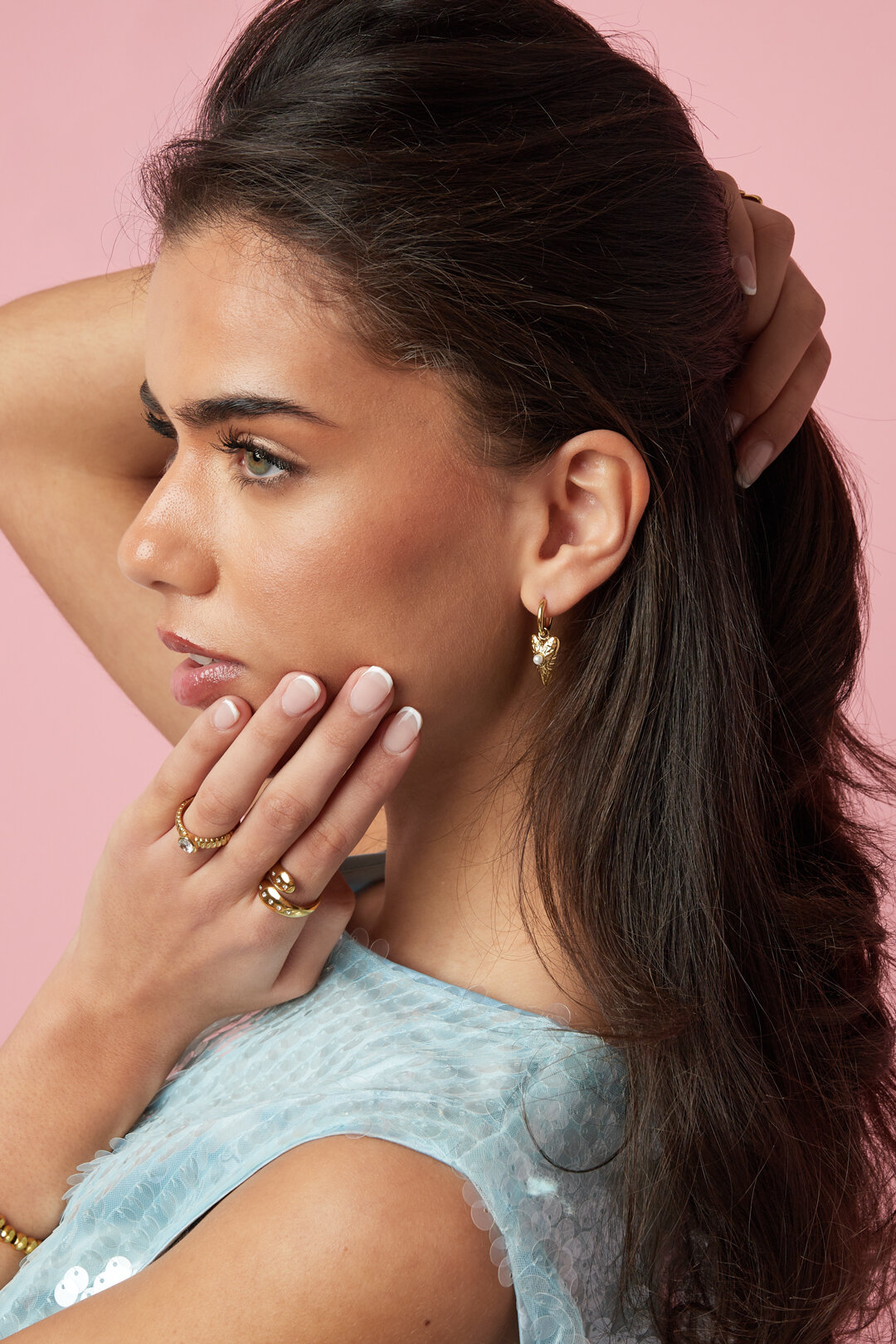 Petites boucles d'oreilles avec un long pendentif en forme de cœur orné d'une perle
