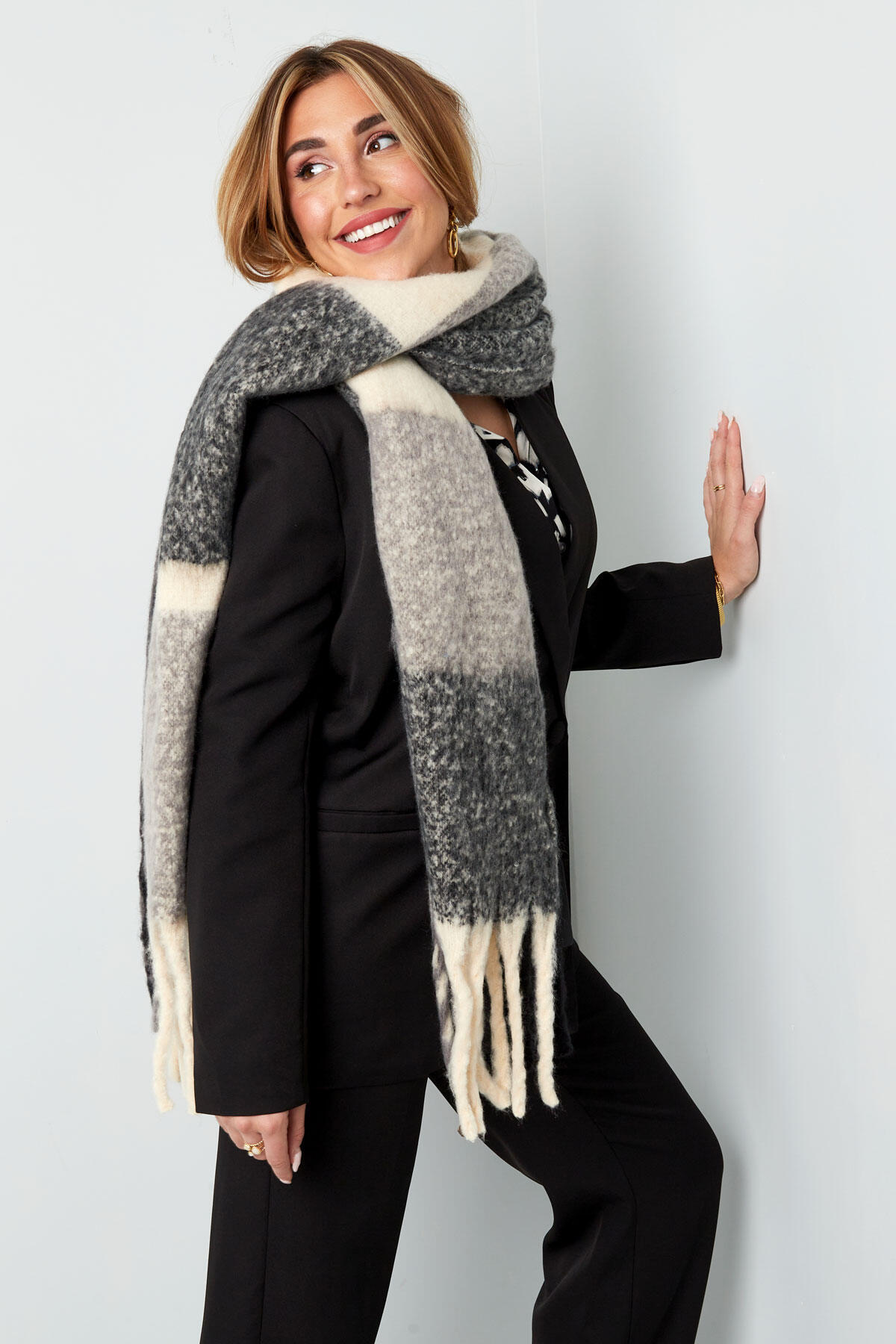 Scarf surfaces black beige h5 Picture5