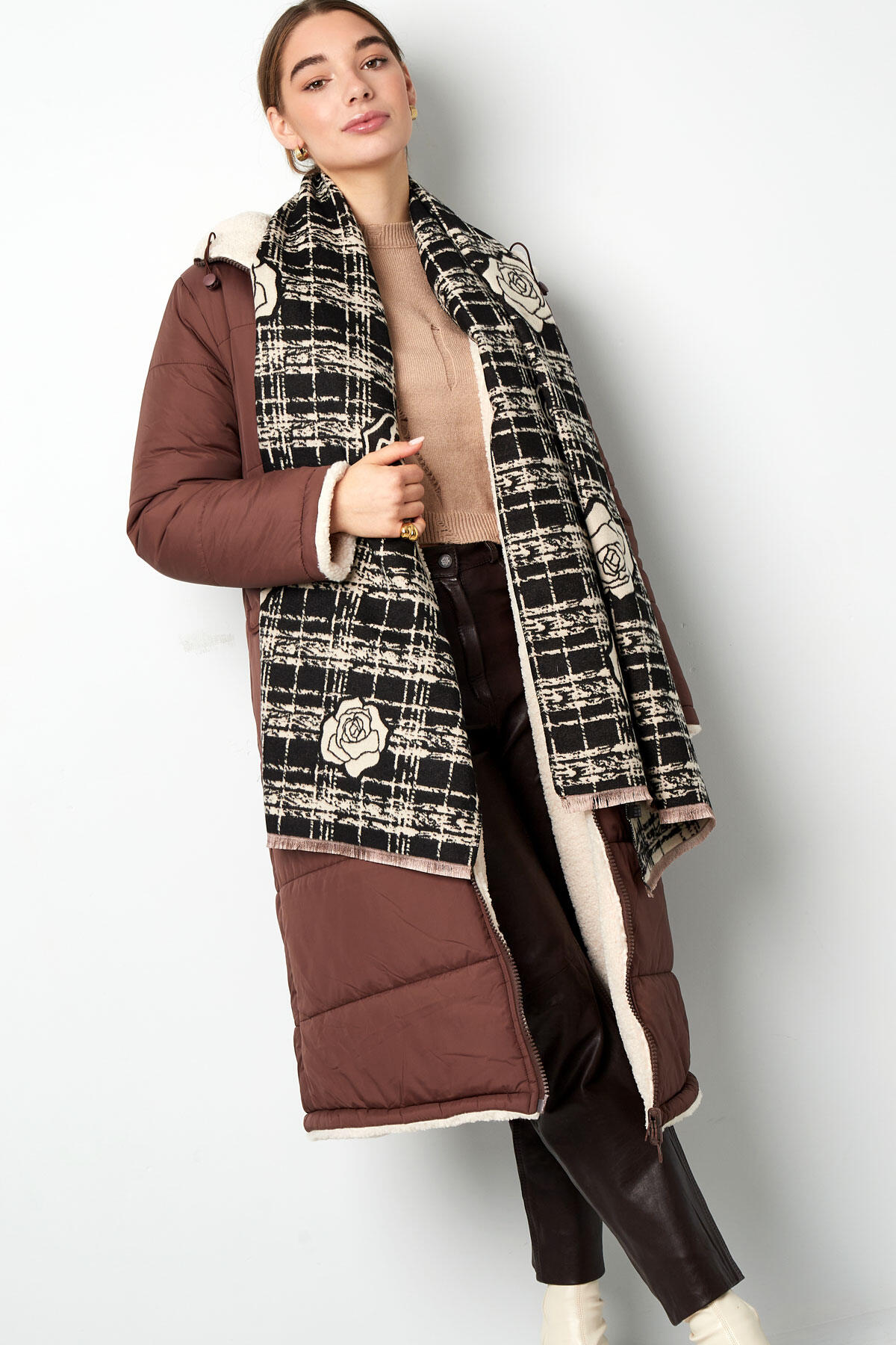 Winterschal mit Rosendetail – Beige