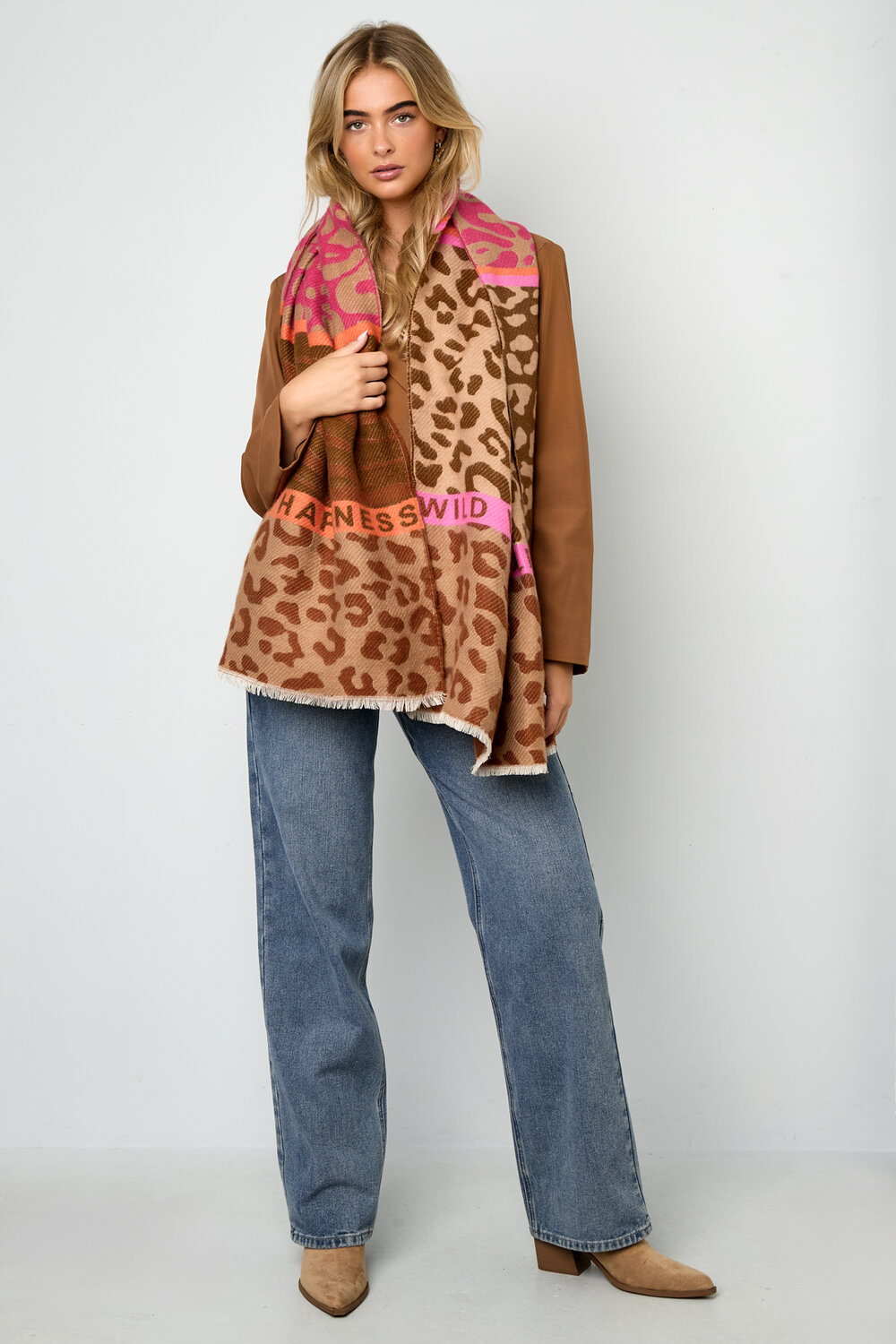 Striking scarf with prints and text h5Picture4