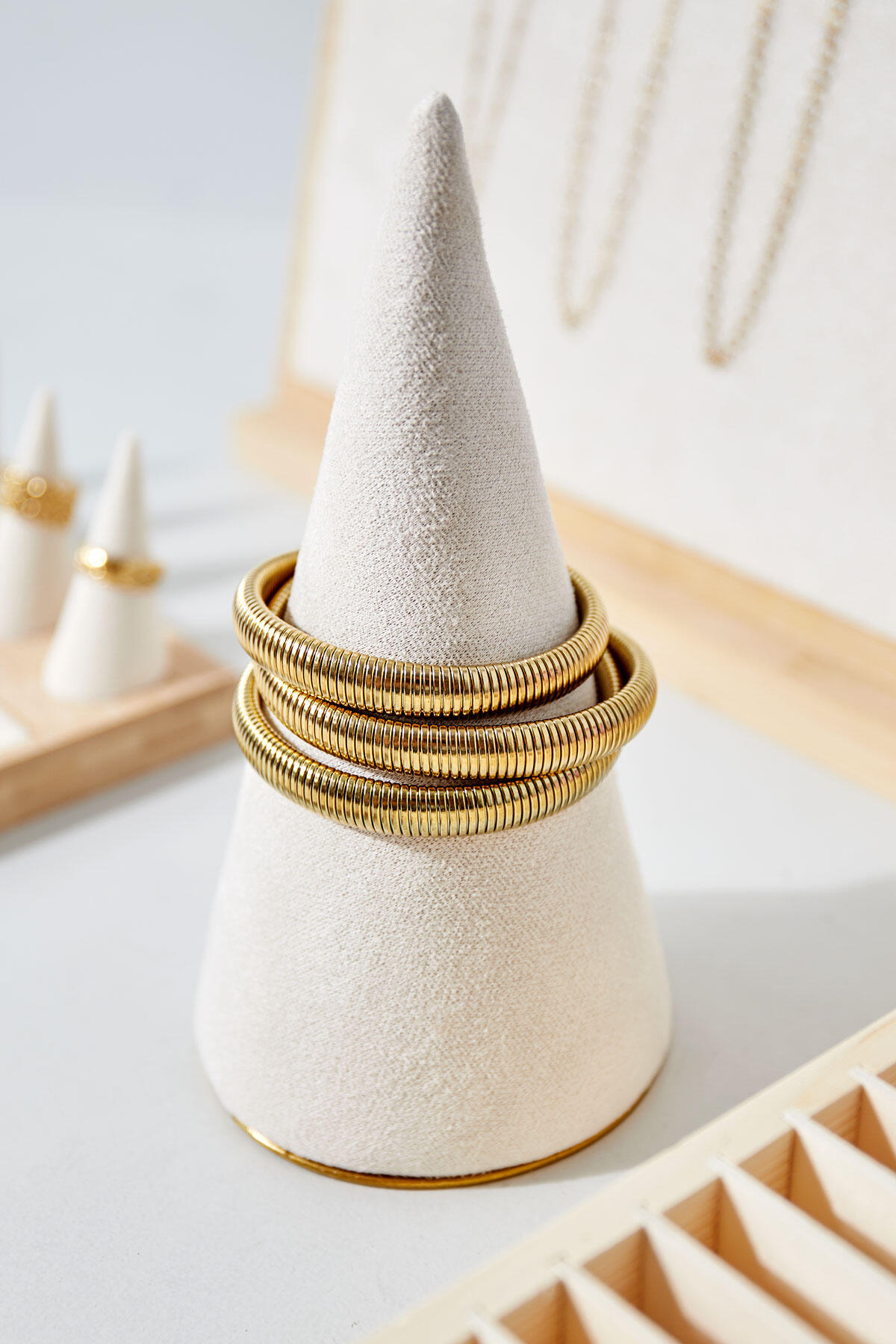 Bracelet display pyramid 2