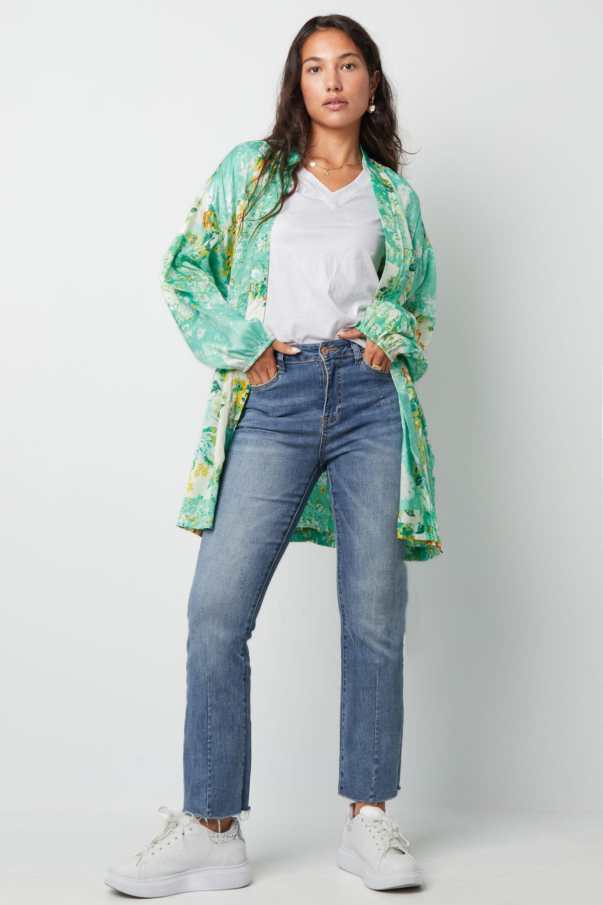 Kurzer Kimono mit grünen Blumen – mehrfarbig Bild4