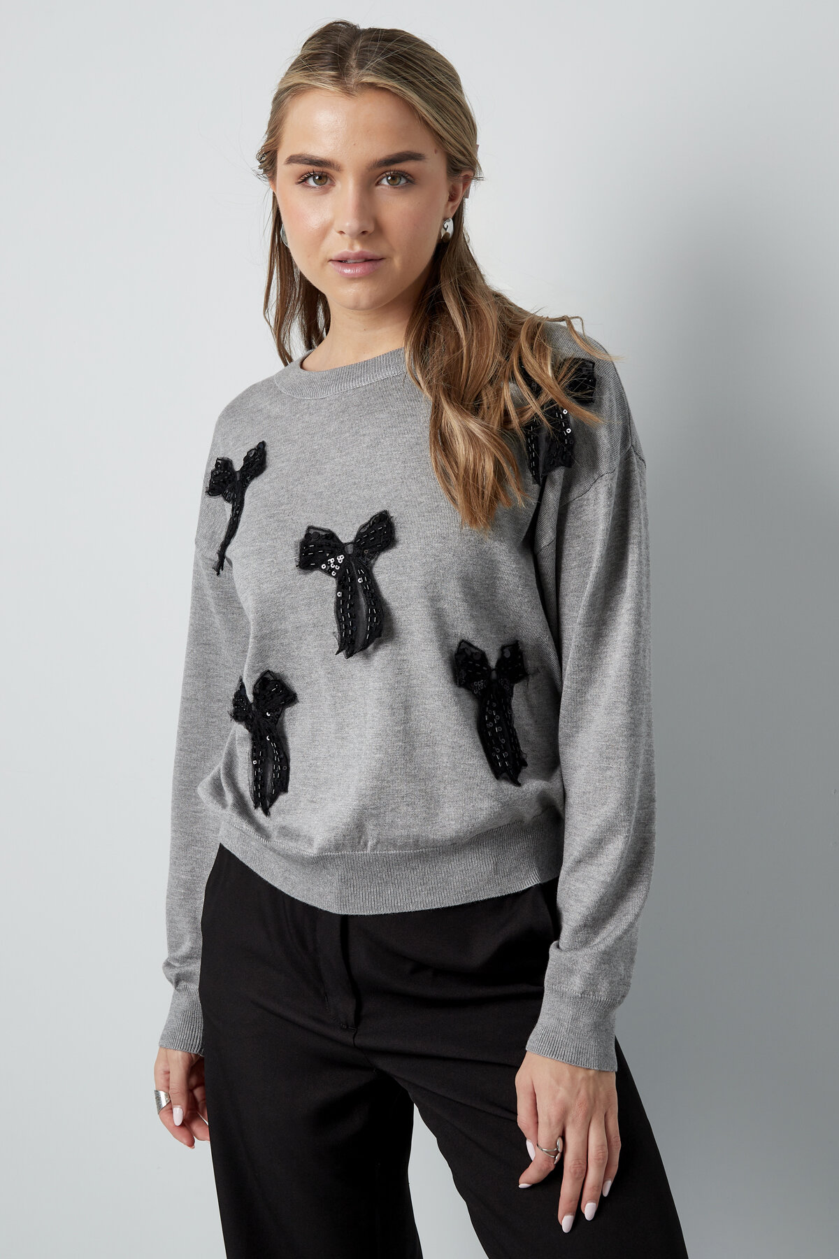 Maglione lavorato a maglia per donna con dettagli decorativi a fiocco Immagine8