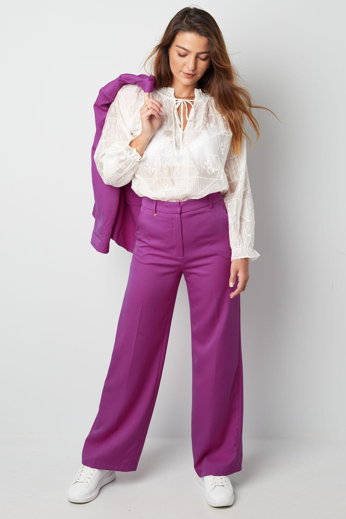 Bluse mit V-Ausschnitt, bestickt, cremefarben Bild4