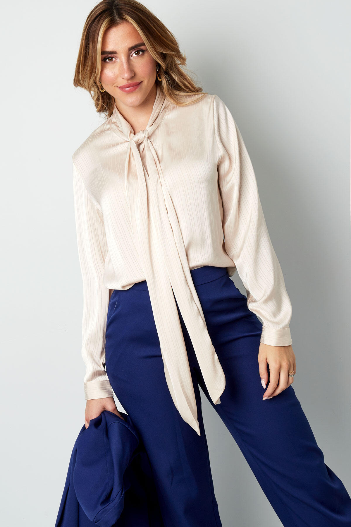 Cremefarbene Bluse mit Schleifendetail Bild6