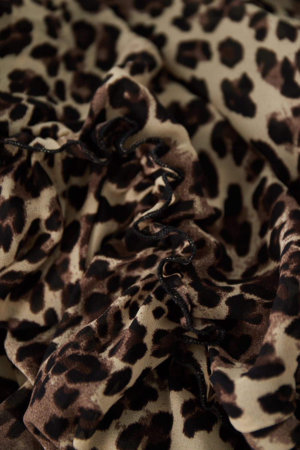 Women's Leopard Print V-Neck Blouse With Ruffled Hem And Short Flared Sleeves h5Picture4