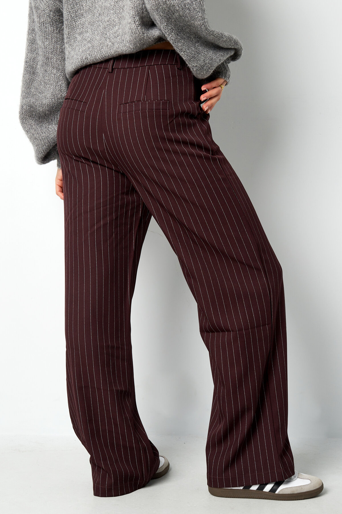 Pantalón ancho de pinzas con rayas finas para mujer h5Imagen10