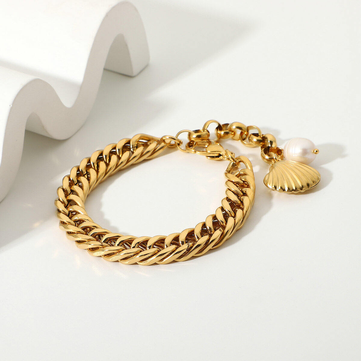 bracelet cuba fantaisie simple et tendance en acier inoxydable plaqué or  avec perles d'eau douce pour femme Image4