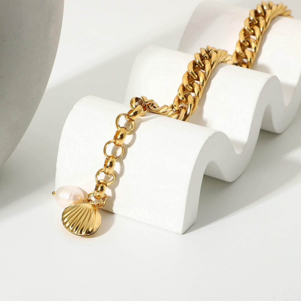 bracelet cuba fantaisie simple et tendance en acier inoxydable plaqué or  avec perles d'eau douce pour femme Image5