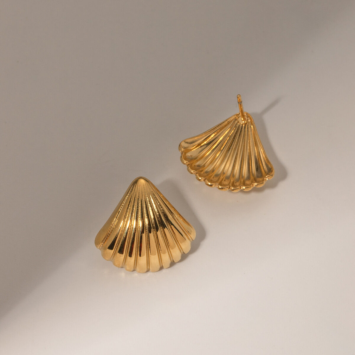tendenza moda semplice e versatile da donna in acciaio inossidabile dorato con 3 conchiglie orecchini pendenti di alta qualità Immagine3