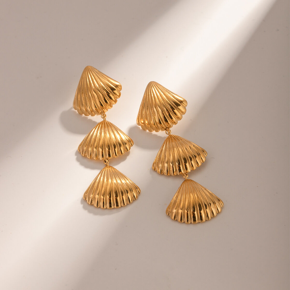 tendenza moda semplice e versatile da donna in acciaio inossidabile dorato con 3 conchiglie orecchini pendenti di alta qualità h5 Immagine7