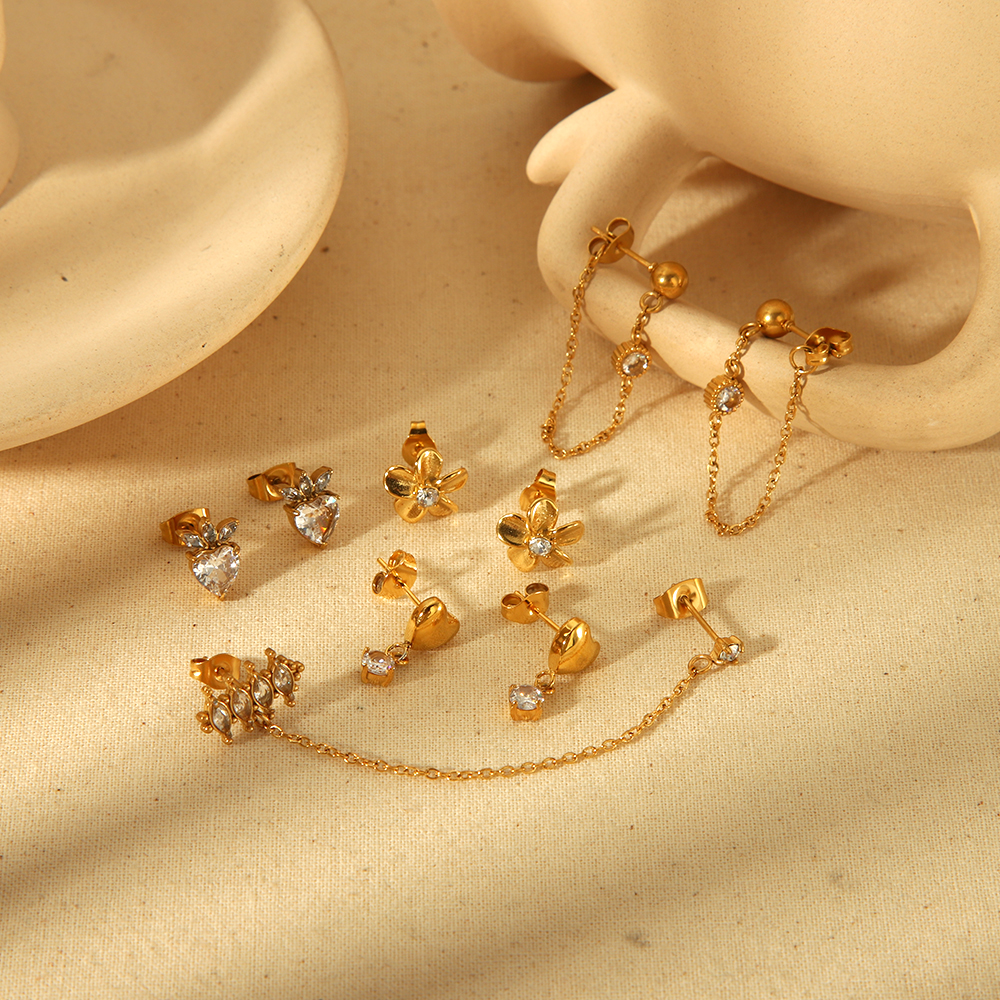 1 paire de boucles d'oreilles exquises et à la mode en acier inoxydable plaqué or  en forme de cœur pour femmes à porter au quotidien Image4