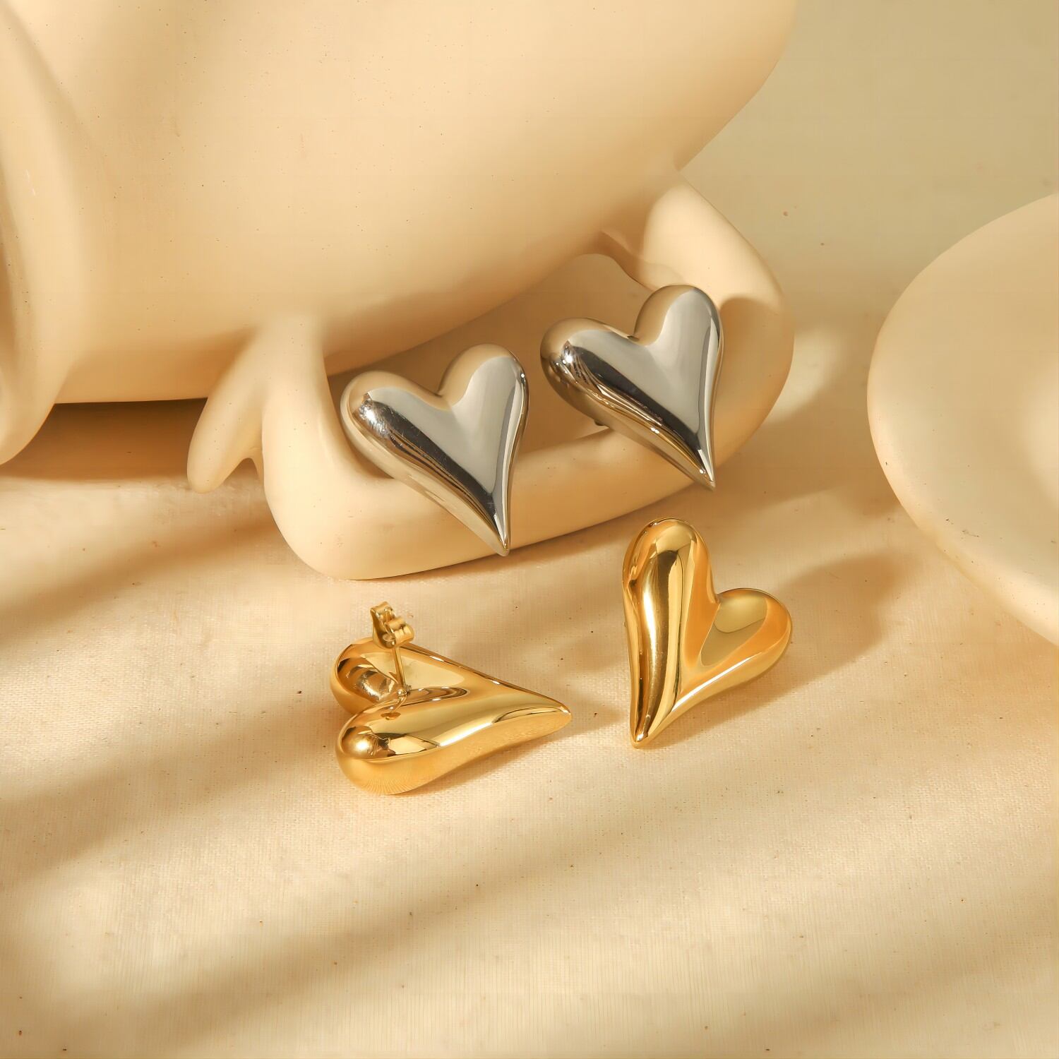 1 par de aretes sencillos en forma de corazón de acero inoxidable chapado en oro de 18 quilates para joyería diaria de mujer.