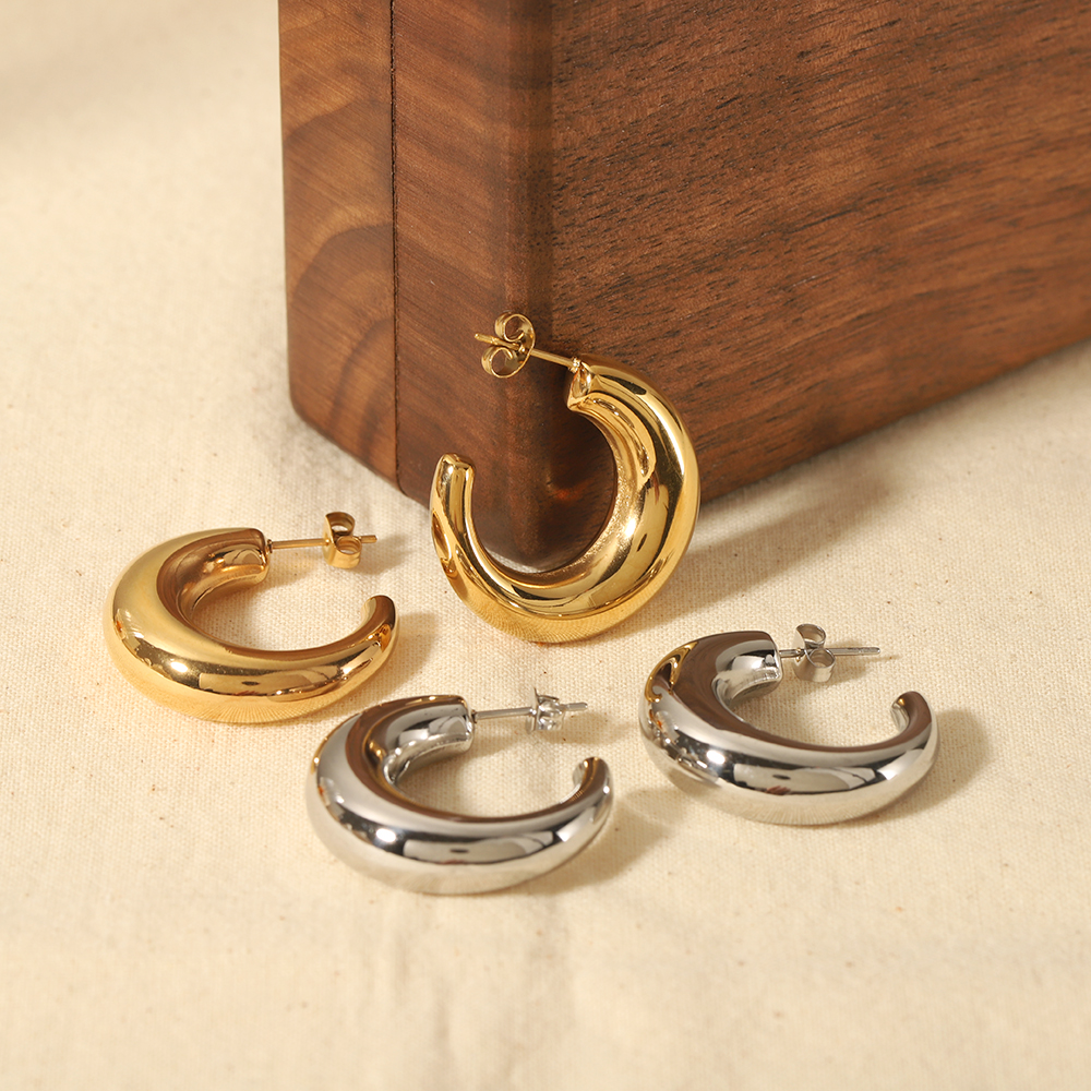 1 pair of creative and fashionable  gold-plated stainless steel glossy C-shaped crescent earrings for women for daily wear