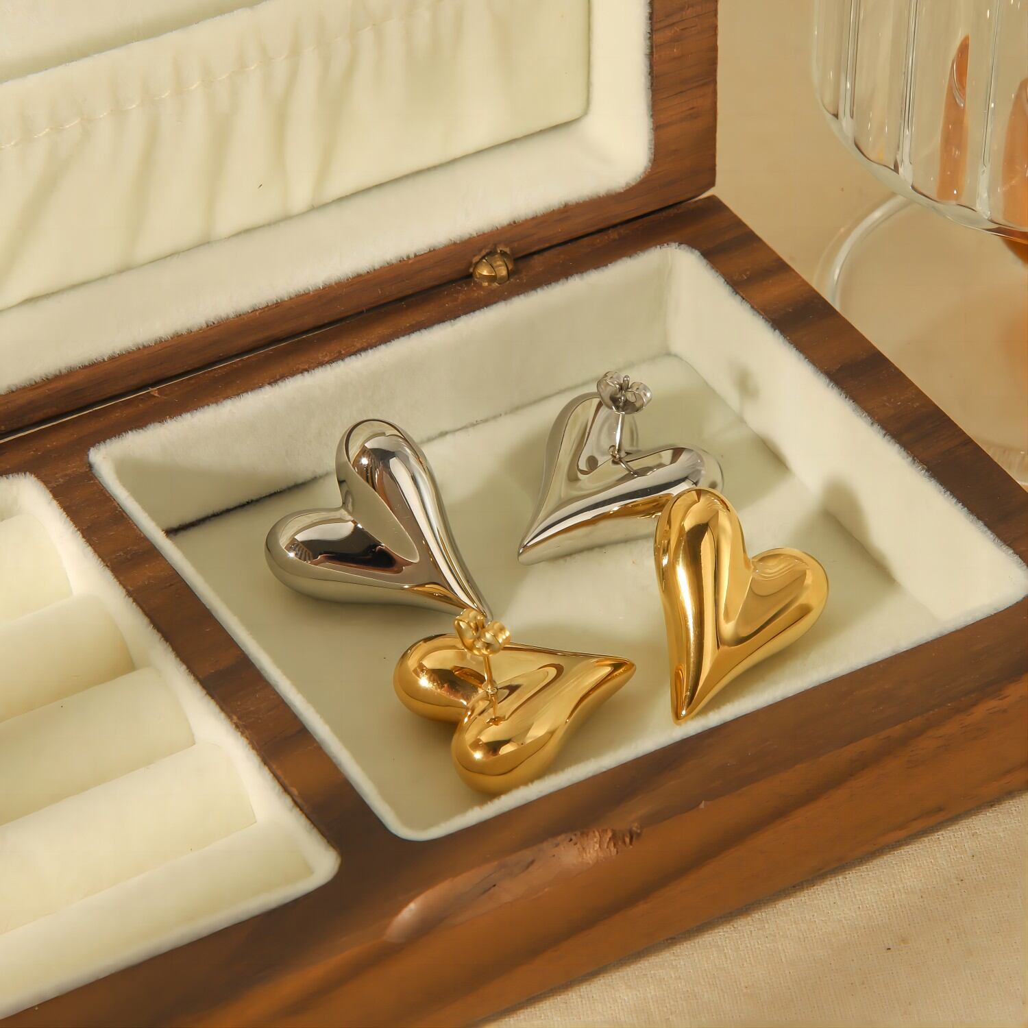 1 par de aretes sencillos en forma de corazón de acero inoxidable chapado en oro de 18 quilates para joyería diaria de mujer. 2