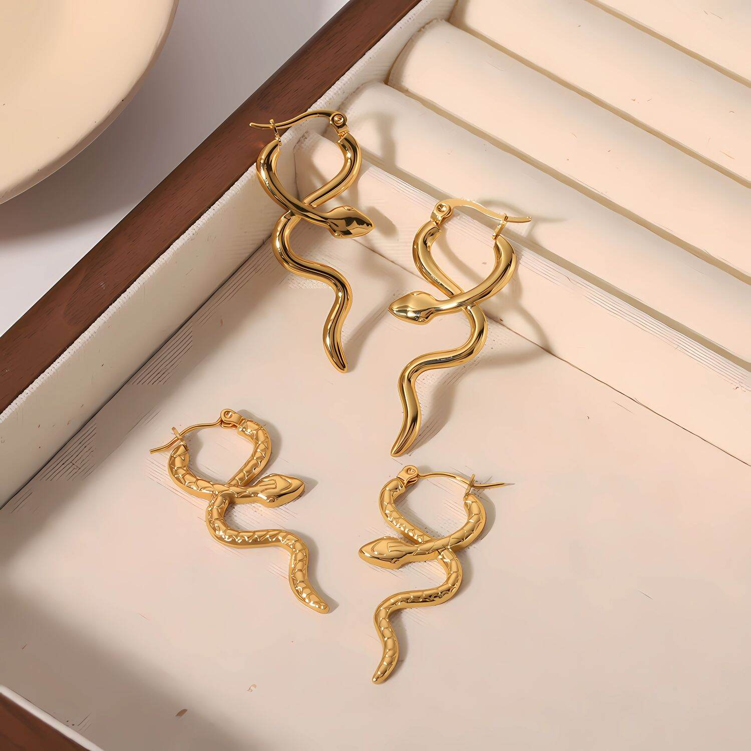 1 paire de boucles d'oreilles serpent lisses en acier inoxydable plaqué or personnalisées pour un usage quotidien pour les femmes h5Image5