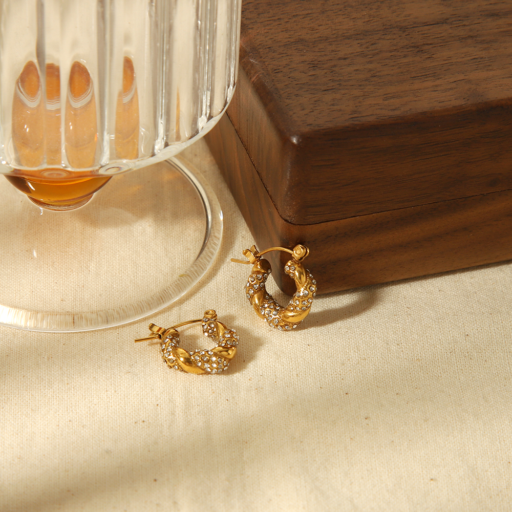 1 paio di orecchini classici alla moda in acciaio inossidabile con diamanti in oro 18k per le donne da indossare ogni giorno Immagine3