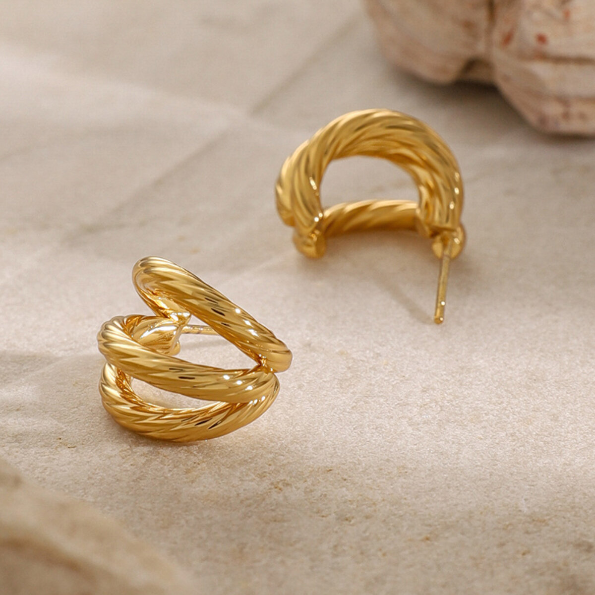 Orecchini in acciaio inossidabile oro 18K leggeri di lusso semplici di alta qualità di nicchia a tre strati in acciaio al titanio filettato a forma di C orecchini h5 Immagine7