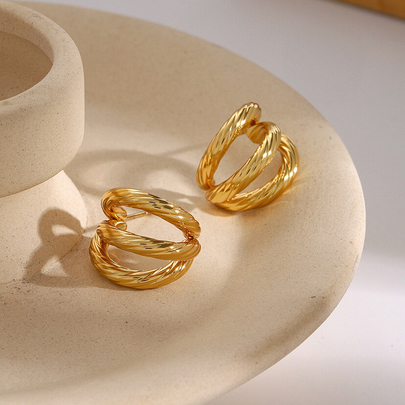 Orecchini in acciaio inossidabile oro 18K leggeri di lusso semplici di alta qualità di nicchia a tre strati in acciaio al titanio filettato a forma di C orecchini h5 Immagine6
